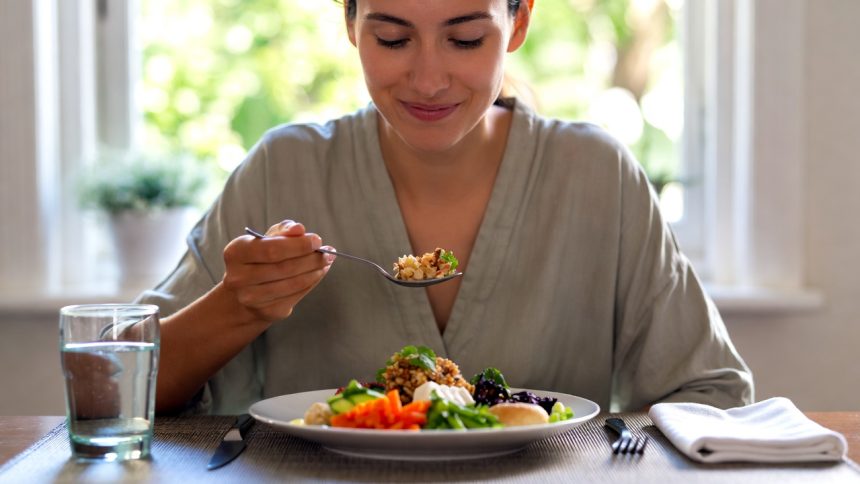 Mindful Eating: Nikmati Setiap Suapan dengan Penuh Kesadaran