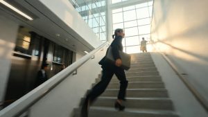 Naik tangga 5 menit = exercise snack. Risiko jantung turun 49% (Studi Nature Medicine).