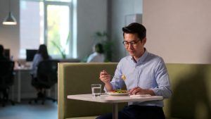 Mindful Eating untuk Pekerja Sibuk: 10 Menit Tanpa Gangguan