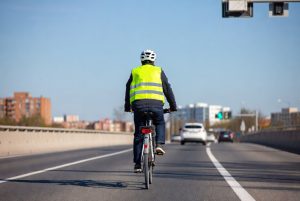 Pesepeda perkotaan dengan perlengkapan lengkap melintas di jalan raya