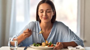 Mindful Eating: Nikmati Setiap Suapan dengan Penuh Kesadaran