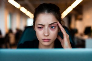 Ilustrasi Wanita dengan Gejala Computer Vision Syndrome