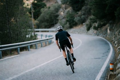 Teknik Pengereman Aman di Jalan Menurun