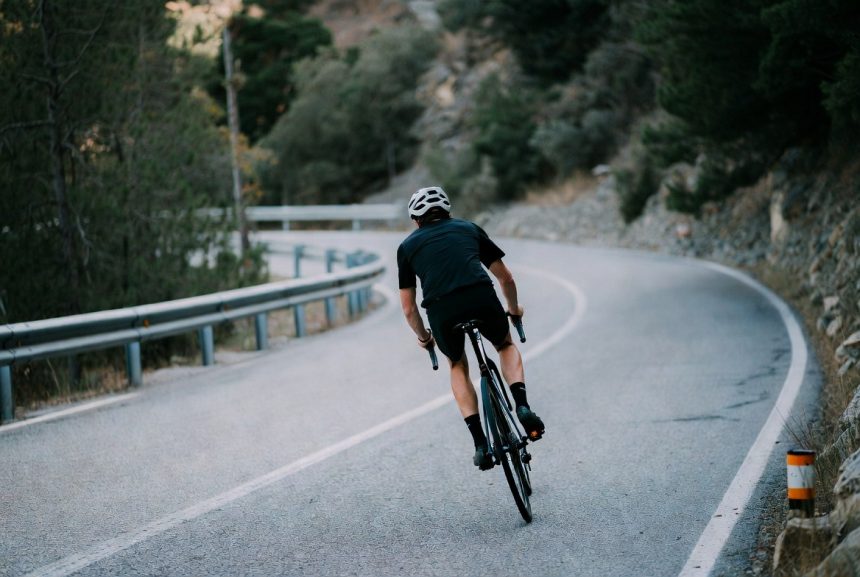 Teknik Pengereman Aman di Jalan Menurun