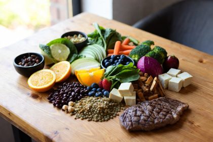 Ilustrasi gaya hidup flexitarian dengan piring berisi sayuran segar dan seporsi kecil daging