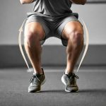 Kesalahan fatal: Knee Valgus (lutut jatuh ke dalam) – salah satu indikator utama skor LESS tinggi dan risiko cedera ACL.