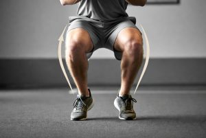 Kesalahan fatal: Knee Valgus (lutut jatuh ke dalam) – salah satu indikator utama skor LESS tinggi dan risiko cedera ACL.