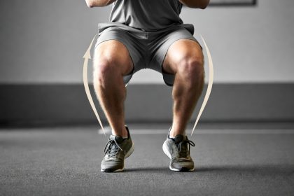 Kesalahan fatal: Knee Valgus (lutut jatuh ke dalam) – salah satu indikator utama skor LESS tinggi dan risiko cedera ACL.