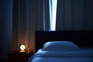 Kamar tidur ideal untuk sleep hygiene: gelap, sejuk, dan tenang