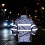 Pelari Malam dengan Jaket Reflektif di Jalanan Gelap
