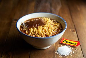 Mi instan dengan bumbu dan natrium tersembunyi