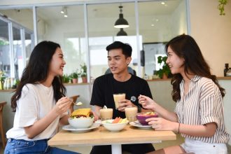 Anak muda Indonesia menikmati makanan nabati di kafe