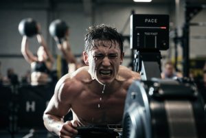 Ilustrasi kesalahan pemula HYROX: memulai terlalu cepat di stasiun SkiErg