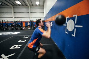 Atlet HYROX melakukan wall balls sebagai salah satu dari 8 stasiun workout