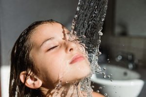 Percikan air dingin ke wajah memicu refleks alami tubuh untuk menurunkan detak jantung dan menenangkan sistem saraf.