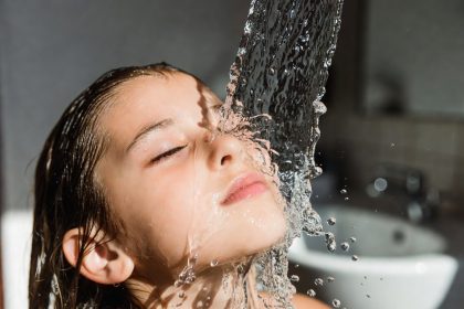 Percikan air dingin ke wajah memicu refleks alami tubuh untuk menurunkan detak jantung dan menenangkan sistem saraf.
