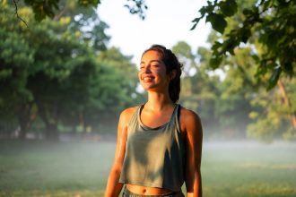 Wanita bahagia menikmati sinar matahari pagi di taman