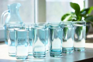 Ilustrasi Air Putih 8 Gelas per Hari untuk Hidrasi Optimal