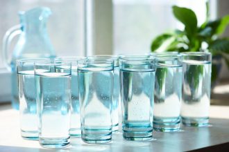 Ilustrasi Air Putih 8 Gelas per Hari untuk Hidrasi Optimal