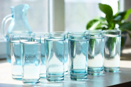 Ilustrasi Air Putih 8 Gelas per Hari untuk Hidrasi Optimal