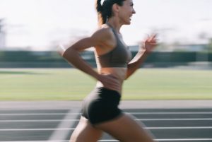 Ilustrasi side stitch pada pelari