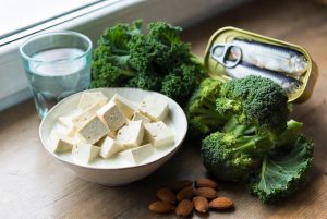 Berbagai sumber kalsium tanpa susu: tahu, brokoli, kangkung, sarden, dan air mineral