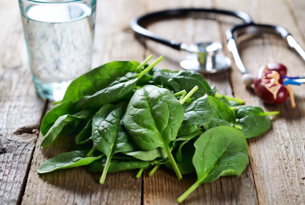 Ilustrasi bayam segar untuk artikel amankah bayam bagi penderita asam urat dan batu ginjal