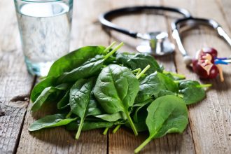 Ilustrasi bayam segar untuk artikel amankah bayam bagi penderita asam urat dan batu ginjal