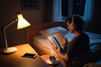Kebiasaan sehat sebelum tidur: membaca buku dan mendengarkan musik