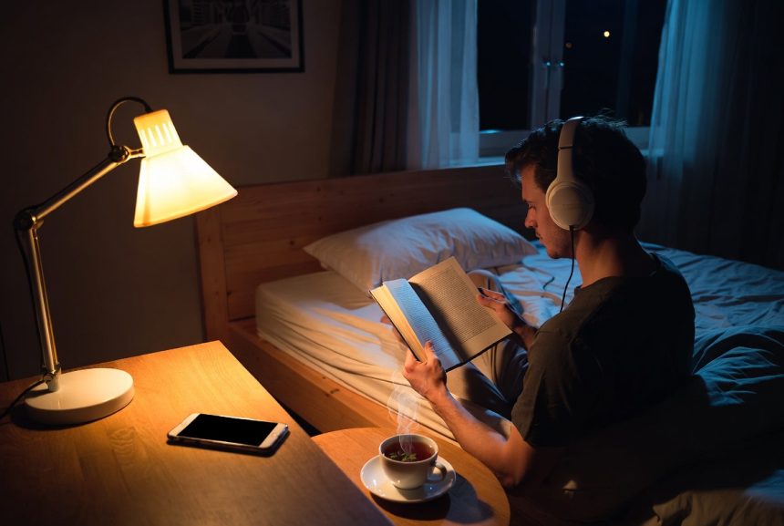 Kebiasaan sehat sebelum tidur: membaca buku dan mendengarkan musik