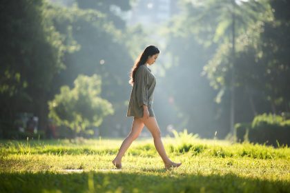 walking-meditation-fokus-kaki-tanah