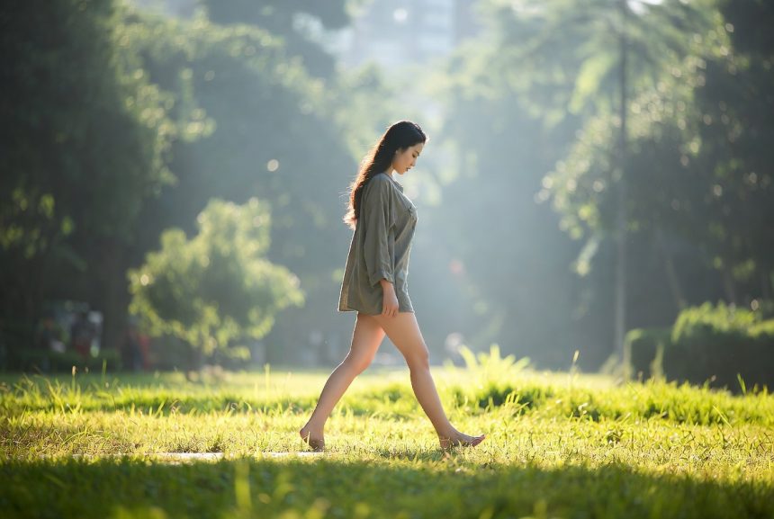 walking-meditation-fokus-kaki-tanah