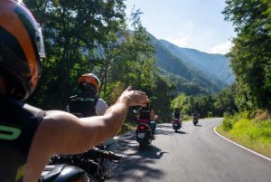 Konvoi Motor dengan Komunikasi Kode Tangan Berantai