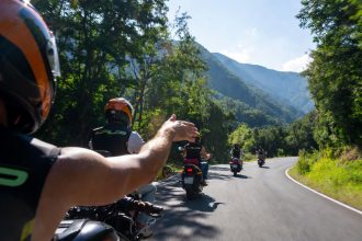 Konvoi Motor dengan Komunikasi Kode Tangan Berantai