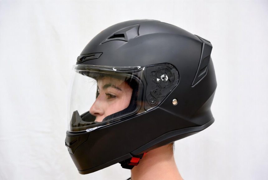 Posisi Helm yang Benar: Sejajar dengan Alis