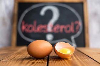 Ilustrasi telur dan pertanyaan apakah telur menyebabkan kolesterol